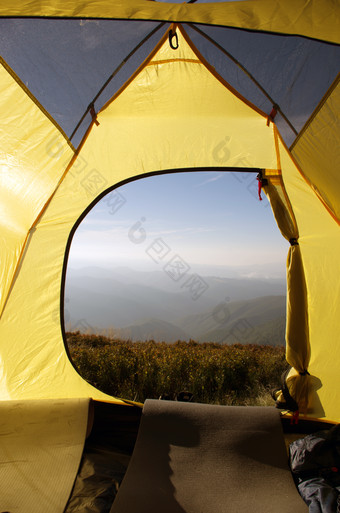 躺在帐篷里看外面的风景