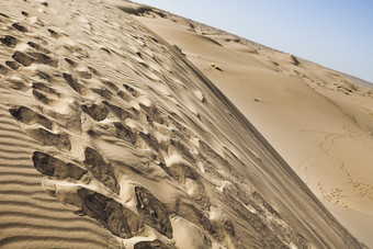 充满脚印的沙滩沙漠摄影