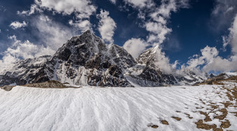 冰天雪地山峰摄影图