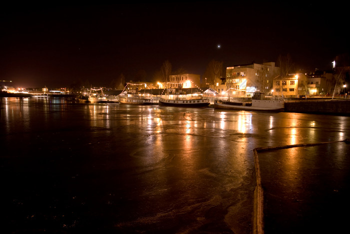 海边夜景水面灯光