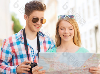 春季旅行人物看地图摄影图