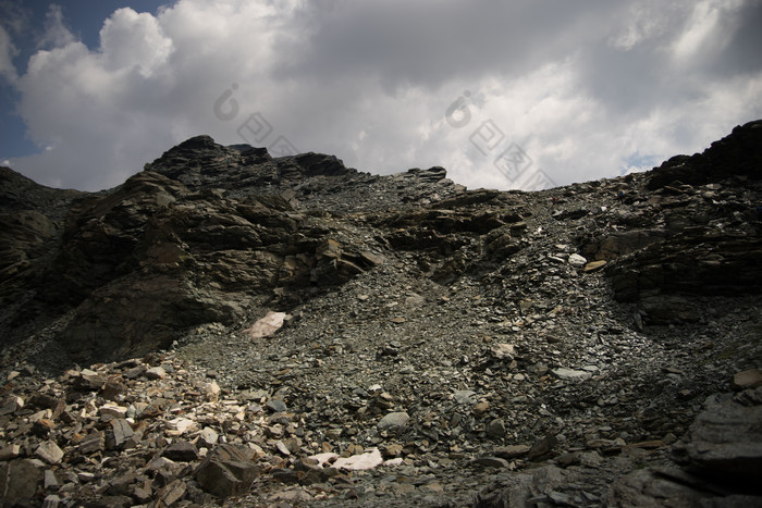 白色云层下的暗黑山路