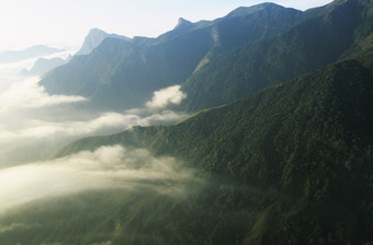 山中云雾缭绕青山