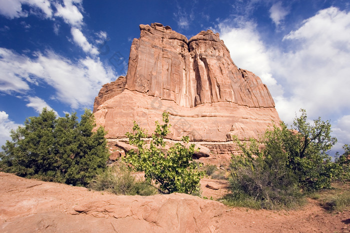 户外旅行的奇异土丘