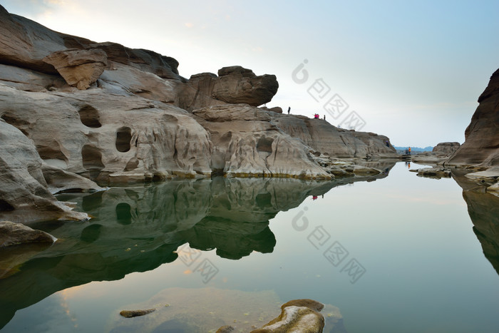 山间石窟河水景色