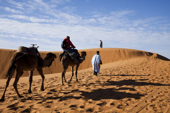 沙漠骑骆驼人物脚印摄影图
