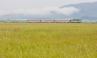 巍峨山峰下<strong>行驶</strong>中的<strong>火车</strong>