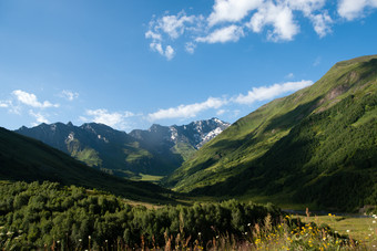 阳光下的青山山峦景色