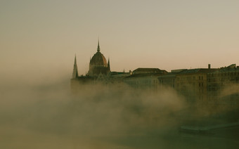 城堡云雾尖塔灰色