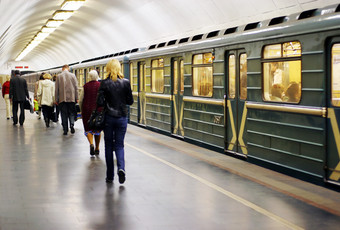 绿色火车列车旅客摄影图