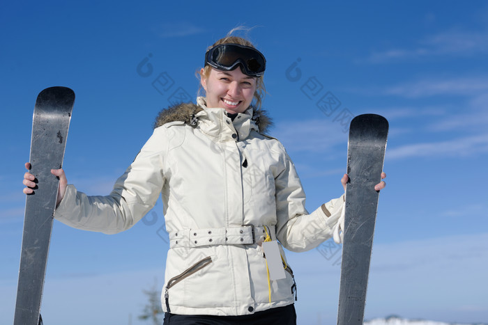 手持滑雪板的欧美女人