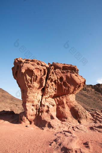 沙漠中风蚀残留的岩石
