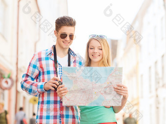 西方街道看地图的欧美情侣