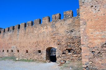 蓝天下的城堡城墙拱门