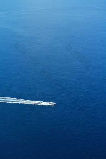 行驶在蓝色<strong>大</strong>海上的船
