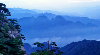 夜间大自然云雾中的山峦