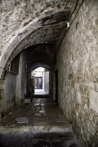 城墙下的走廊走道