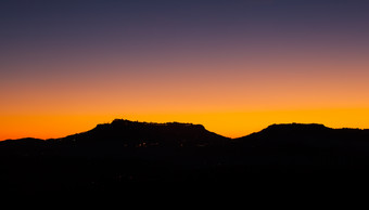 夕阳晚霞山脉摄影图