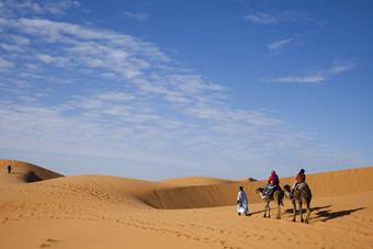 沙漠骑骆驼人物脚印