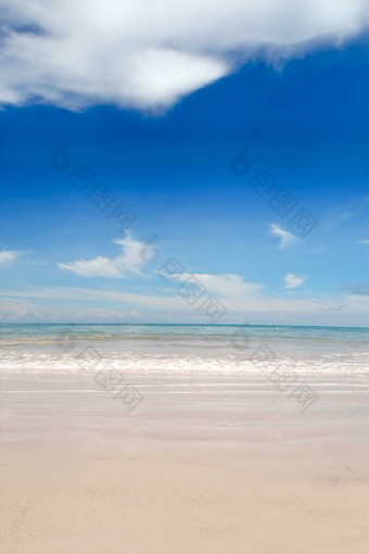 海滩天空白云沙子风景图
