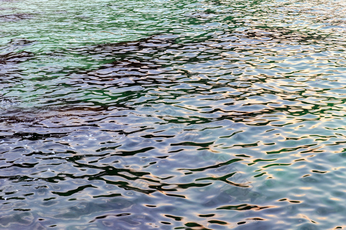 阳光下波光粼粼的湖面