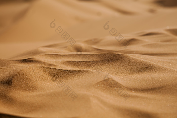 大漠上的砂砾摄影图