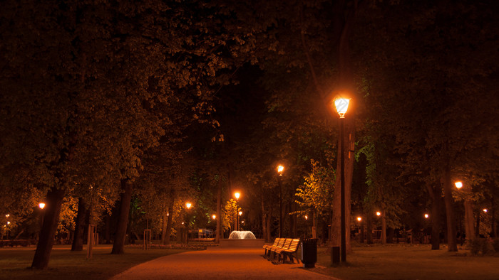 黑夜城市路灯建筑