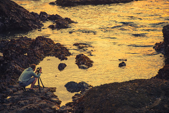 摄影师拍摄海滩摄影图