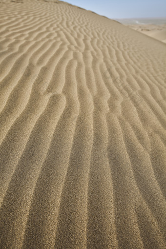 波浪状的沙丘摄影图