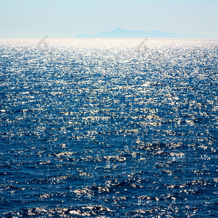 微波粼粼的大海摄影图