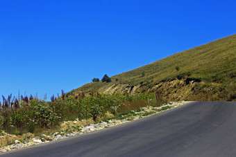 <strong>湛蓝天空</strong>下<strong>的</strong>绿色山坡