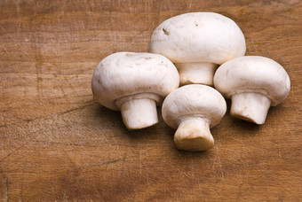 <strong>案板</strong>上的食材蘑菇