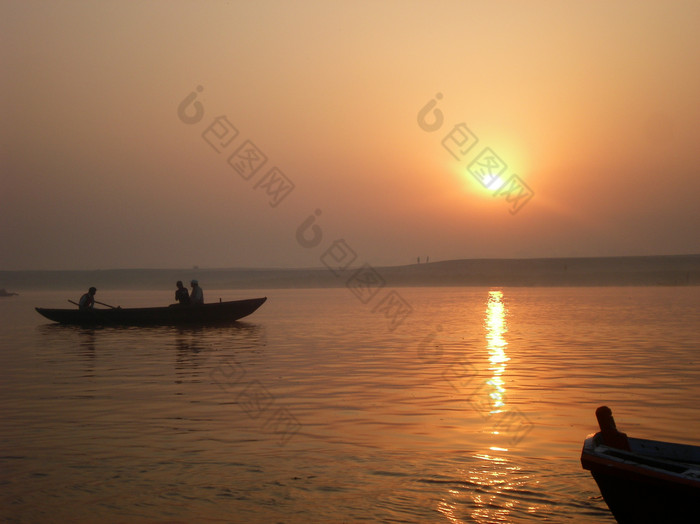 夕阳落山海水渔船摄影图