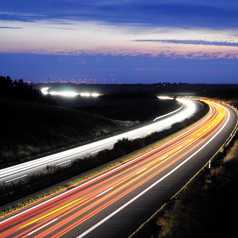 弯曲道路夜色摄影图