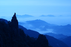 夜晚云雾中的山峦景观