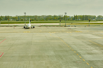 现代飞机场的摄影图