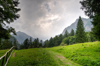 阴天山峦下的<strong>草地草坪</strong>