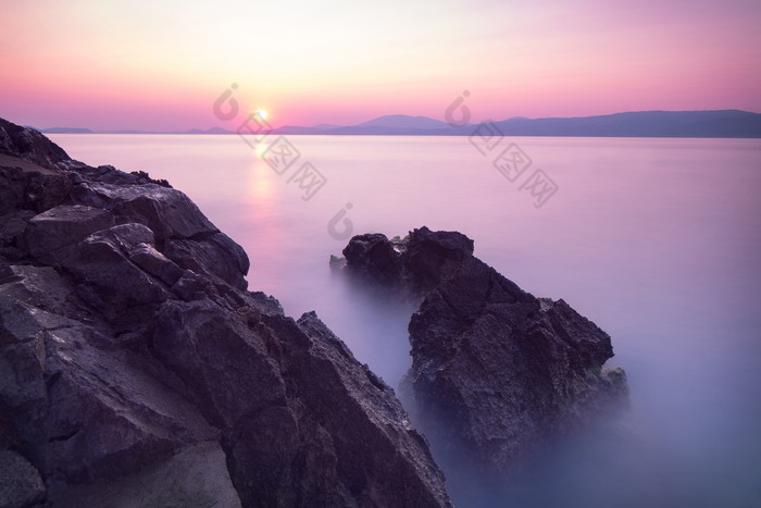 朝阳初升的海面水面摄影