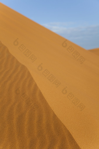 撒哈拉沙漠上的侧面沙丘图