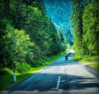 山间树林骑摩托车的人们