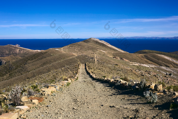 蓝天下的山坡小路摄影图