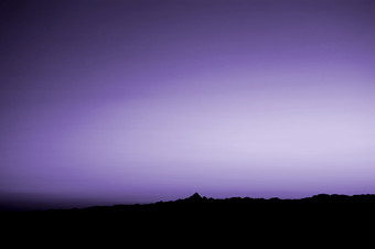 夜晚紫色天空山地