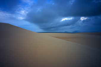 乌云密布下的沙漠荒漠
