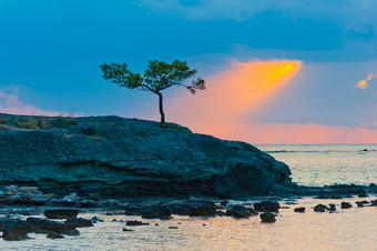 夕阳下的海岛风景