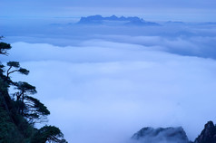 壮美的云雾和山峰峰峦