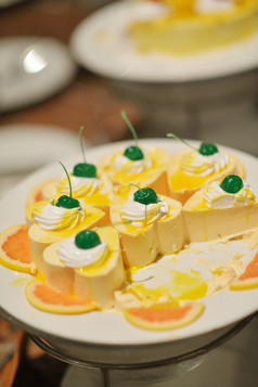桃心蛋糕美食摄影图