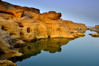 山谷河水风景摄影图