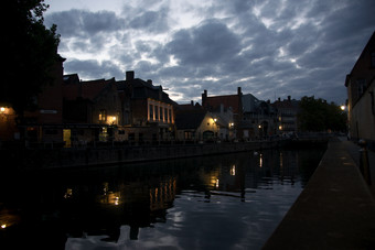 夜晚水边城市摄影图