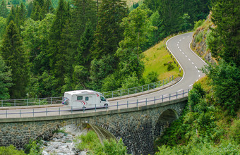 行驶在环岛公路上的房车