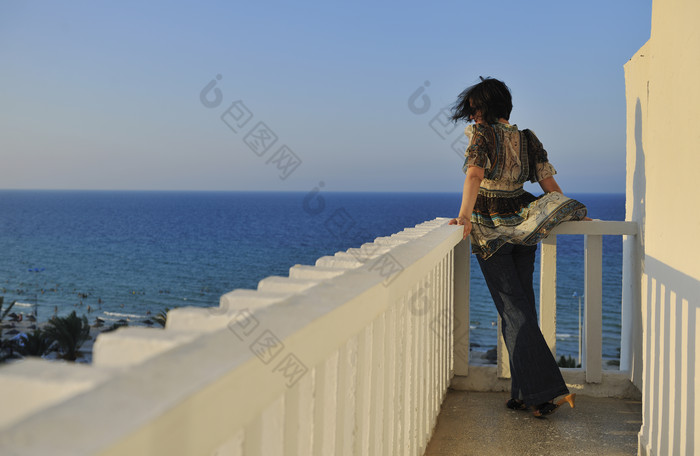 一个站在阳台上看海的女人